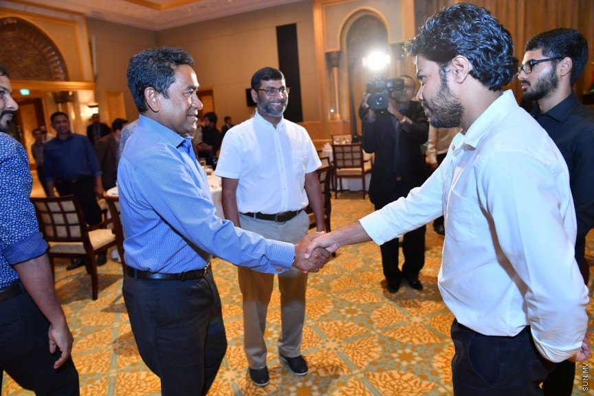 ޔޫ.އޭ.އީ ގައި ދިރިއުޅޭ ދިވެހި ރައްޔިތުންނާ، ރައީސުލްޖުމްހޫރިއްޔާގެ ދެކަނބަލުން ބައްދަލުކުރެއްވުމުގެ ގޮތުން ބޭއްވި ހަފްލާގެ ތެރެއިން: މި ޙަފުލާގައި ވާހަކަފުޅު ދައްކަވަމުން ރައީސުލްޖުމްހޫރިއްޔާ ވިދާޅުވީ، އެންމެ ރަނގަޅު ސަފީރުންނަކީ ސިޔާސީގޮތުން ޢައްޔަނުކުރެވޭ ސަފީރުން ނޫންކަމަށާއި، އެންމެ ރަނގަޅު ސަފީރުންނަކީ ރާއްޖޭން ބޭރުގައި ދިރިއުޅުއްވާއިރު އަޚްލާގީ މިންގަނޑު ހިފަހައްޓަވާ، ދިވެހިންގެ ޤަދަރު ނުވެއްޓޭގޮތަށް ދިރިއުޅުއްވުން ބައްޓަންކުރައްވާ ބޭފުޅުންކަމުގަ---ފޮޓޯ/ ރައީސް އޮފީސް