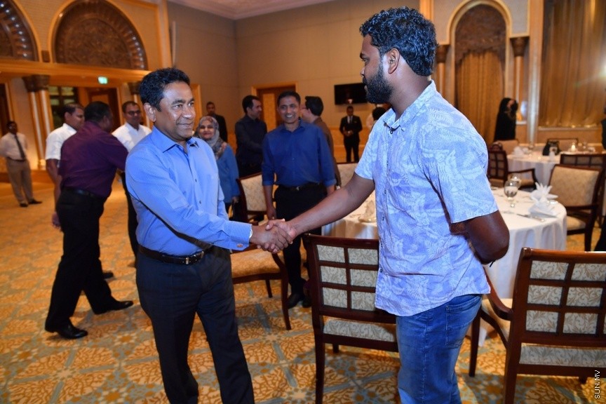 ޔޫ.އޭ.އީ ގައި ދިރިއުޅޭ ދިވެހި ރައްޔިތުންނާ، ރައީސުލްޖުމްހޫރިއްޔާގެ ދެކަނބަލުން ބައްދަލުކުރެއްވުމުގެ ގޮތުން ބޭއްވި ހަފްލާގެ ތެރެއިން: މި ޙަފުލާގައި ވާހަކަފުޅު ދައްކަވަމުން ރައީސުލްޖުމްހޫރިއްޔާ ވިދާޅުވީ، އެންމެ ރަނގަޅު ސަފީރުންނަކީ ސިޔާސީގޮތުން ޢައްޔަނުކުރެވޭ ސަފީރުން ނޫންކަމަށާއި، އެންމެ ރަނގަޅު ސަފީރުންނަކީ ރާއްޖޭން ބޭރުގައި ދިރިއުޅުއްވާއިރު އަޚްލާގީ މިންގަނޑު ހިފަހައްޓަވާ، ދިވެހިންގެ ޤަދަރު ނުވެއްޓޭގޮތަށް ދިރިއުޅުއްވުން ބައްޓަންކުރައްވާ ބޭފުޅުންކަމުގަ---ފޮޓޯ/ ރައީސް އޮފީސް