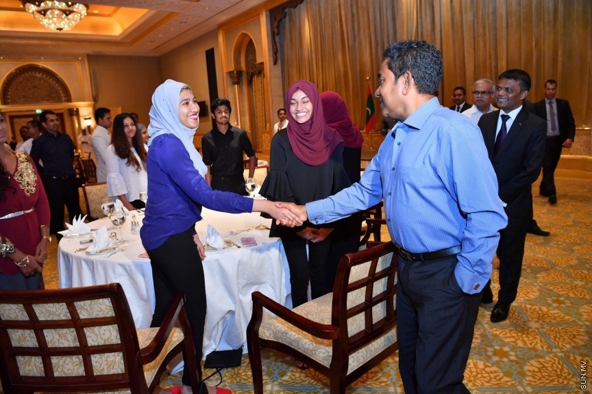 ޔޫ.އޭ.އީ ގައި ދިރިއުޅޭ ދިވެހި ރައްޔިތުންނާ، ރައީސުލްޖުމްހޫރިއްޔާގެ ދެކަނބަލުން ބައްދަލުކުރެއްވުމުގެ ގޮތުން ބޭއްވި ހަފްލާގެ ތެރެއިން: މި ޙަފުލާގައި ވާހަކަފުޅު ދައްކަވަމުން ރައީސުލްޖުމްހޫރިއްޔާ ވިދާޅުވީ، އެންމެ ރަނގަޅު ސަފީރުންނަކީ ސިޔާސީގޮތުން ޢައްޔަނުކުރެވޭ ސަފީރުން ނޫންކަމަށާއި، އެންމެ ރަނގަޅު ސަފީރުންނަކީ ރާއްޖޭން ބޭރުގައި ދިރިއުޅުއްވާއިރު އަޚްލާގީ މިންގަނޑު ހިފަހައްޓަވާ، ދިވެހިންގެ ޤަދަރު ނުވެއްޓޭގޮތަށް ދިރިއުޅުއްވުން ބައްޓަންކުރައްވާ ބޭފުޅުންކަމުގަ---ފޮޓޯ/ ރައީސް އޮފީސް