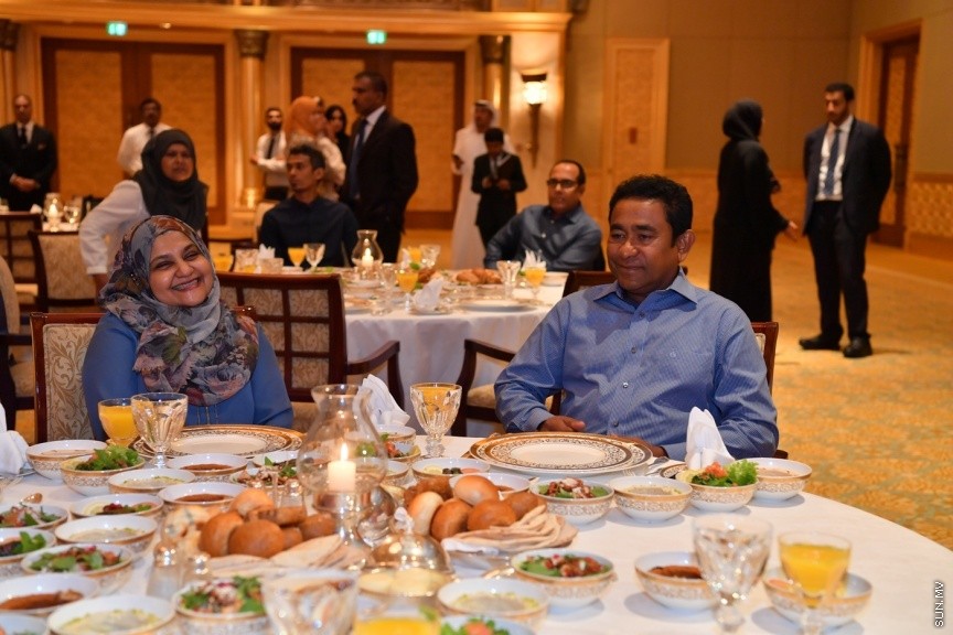 ޔޫ.އޭ.އީ ގައި ދިރިއުޅޭ ދިވެހި ރައްޔިތުންނާ، ރައީސުލްޖުމްހޫރިއްޔާގެ ދެކަނބަލުން ބައްދަލުކުރެއްވުމުގެ ގޮތުން ބޭއްވި ހަފްލާގެ ތެރެއިން: މި ޙަފުލާގައި ވާހަކަފުޅު ދައްކަވަމުން ރައީސުލްޖުމްހޫރިއްޔާ ވިދާޅުވީ، އެންމެ ރަނގަޅު ސަފީރުންނަކީ ސިޔާސީގޮތުން ޢައްޔަނުކުރެވޭ ސަފީރުން ނޫންކަމަށާއި، އެންމެ ރަނގަޅު ސަފީރުންނަކީ ރާއްޖޭން ބޭރުގައި ދިރިއުޅުއްވާއިރު އަޚްލާގީ މިންގަނޑު ހިފަހައްޓަވާ، ދިވެހިންގެ ޤަދަރު ނުވެއްޓޭގޮތަށް ދިރިއުޅުއްވުން ބައްޓަންކުރައްވާ ބޭފުޅުންކަމުގަ---ފޮޓޯ/ ރައީސް އޮފީސް