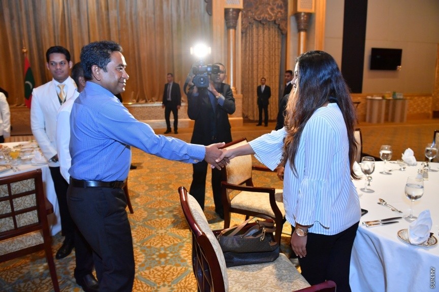 ޔޫ.އޭ.އީ ގައި ދިރިއުޅޭ ދިވެހި ރައްޔިތުންނާ، ރައީސުލްޖުމްހޫރިއްޔާގެ ދެކަނބަލުން ބައްދަލުކުރެއްވުމުގެ ގޮތުން ބޭއްވި ހަފްލާގެ ތެރެއިން: މި ޙަފުލާގައި ވާހަކަފުޅު ދައްކަވަމުން ރައީސުލްޖުމްހޫރިއްޔާ ވިދާޅުވީ، އެންމެ ރަނގަޅު ސަފީރުންނަކީ ސިޔާސީގޮތުން ޢައްޔަނުކުރެވޭ ސަފީރުން ނޫންކަމަށާއި، އެންމެ ރަނގަޅު ސަފީރުންނަކީ ރާއްޖޭން ބޭރުގައި ދިރިއުޅުއްވާއިރު އަޚްލާގީ މިންގަނޑު ހިފަހައްޓަވާ، ދިވެހިންގެ ޤަދަރު ނުވެއްޓޭގޮތަށް ދިރިއުޅުއްވުން ބައްޓަންކުރައްވާ ބޭފުޅުންކަމުގަ---ފޮޓޯ/ ރައީސް އޮފީސް