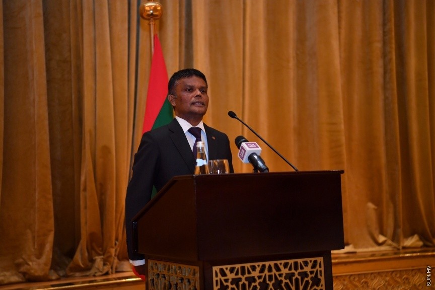 ޔޫ.އޭ.އީ ގައި ދިރިއުޅޭ ދިވެހި ރައްޔިތުންނާ، ރައީސުލްޖުމްހޫރިއްޔާގެ ދެކަނބަލުން ބައްދަލުކުރެއްވުމުގެ ގޮތުން ބޭއްވި ހަފްލާގެ ތެރެއިން: މި ޙަފުލާގައި ވާހަކަފުޅު ދައްކަވަމުން ރައީސުލްޖުމްހޫރިއްޔާ ވިދާޅުވީ، އެންމެ ރަނގަޅު ސަފީރުންނަކީ ސިޔާސީގޮތުން ޢައްޔަނުކުރެވޭ ސަފީރުން ނޫންކަމަށާއި، އެންމެ ރަނގަޅު ސަފީރުންނަކީ ރާއްޖޭން ބޭރުގައި ދިރިއުޅުއްވާއިރު އަޚްލާގީ މިންގަނޑު ހިފަހައްޓަވާ، ދިވެހިންގެ ޤަދަރު ނުވެއްޓޭގޮތަށް ދިރިއުޅުއްވުން ބައްޓަންކުރައްވާ ބޭފުޅުންކަމުގަ---ފޮޓޯ/ ރައީސް އޮފީސް