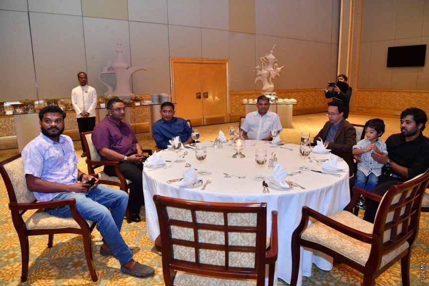 ޔޫ.އޭ.އީ ގައި ދިރިއުޅޭ ދިވެހި ރައްޔިތުންނާ، ރައީސުލްޖުމްހޫރިއްޔާގެ ދެކަނބަލުން ބައްދަލުކުރެއްވުމުގެ ގޮތުން ބޭއްވި ހަފްލާގެ ތެރެއިން: މި ޙަފުލާގައި ވާހަކަފުޅު ދައްކަވަމުން ރައީސުލްޖުމްހޫރިއްޔާ ވިދާޅުވީ، އެންމެ ރަނގަޅު ސަފީރުންނަކީ ސިޔާސީގޮތުން ޢައްޔަނުކުރެވޭ ސަފީރުން ނޫންކަމަށާއި، އެންމެ ރަނގަޅު ސަފީރުންނަކީ ރާއްޖޭން ބޭރުގައި ދިރިއުޅުއްވާއިރު އަޚްލާގީ މިންގަނޑު ހިފަހައްޓަވާ، ދިވެހިންގެ ޤަދަރު ނުވެއްޓޭގޮތަށް ދިރިއުޅުއްވުން ބައްޓަންކުރައްވާ ބޭފުޅުންކަމުގަ---ފޮޓޯ/ ރައީސް އޮފީސް