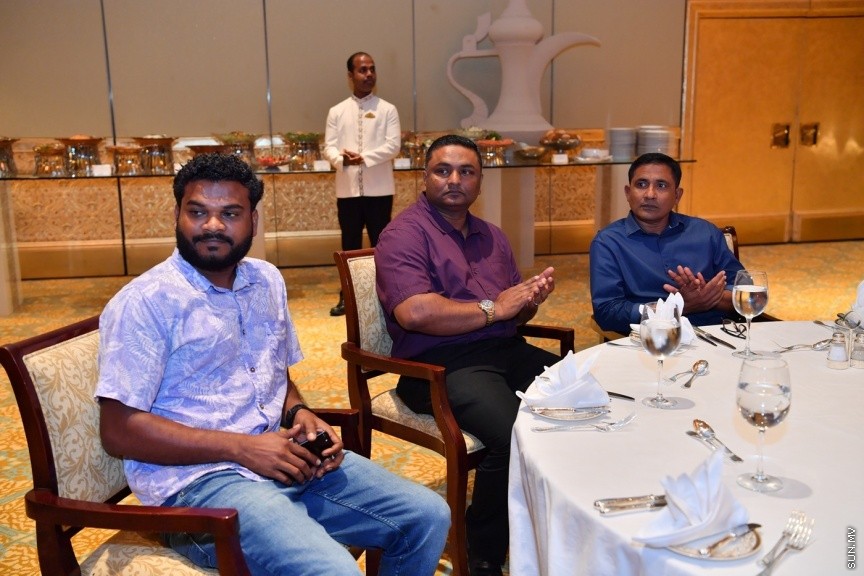 ޔޫ.އޭ.އީ ގައި ދިރިއުޅޭ ދިވެހި ރައްޔިތުންނާ، ރައީސުލްޖުމްހޫރިއްޔާގެ ދެކަނބަލުން ބައްދަލުކުރެއްވުމުގެ ގޮތުން ބޭއްވި ހަފްލާގެ ތެރެއިން: މި ޙަފުލާގައި ވާހަކަފުޅު ދައްކަވަމުން ރައީސުލްޖުމްހޫރިއްޔާ ވިދާޅުވީ، އެންމެ ރަނގަޅު ސަފީރުންނަކީ ސިޔާސީގޮތުން ޢައްޔަނުކުރެވޭ ސަފީރުން ނޫންކަމަށާއި، އެންމެ ރަނގަޅު ސަފީރުންނަކީ ރާއްޖޭން ބޭރުގައި ދިރިއުޅުއްވާއިރު އަޚްލާގީ މިންގަނޑު ހިފަހައްޓަވާ، ދިވެހިންގެ ޤަދަރު ނުވެއްޓޭގޮތަށް ދިރިއުޅުއްވުން ބައްޓަންކުރައްވާ ބޭފުޅުންކަމުގަ---ފޮޓޯ/ ރައީސް އޮފީސް