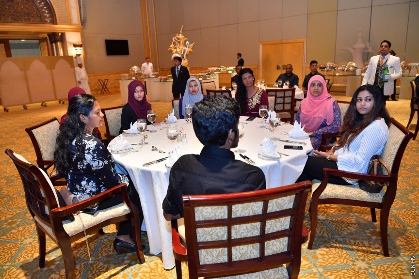 ޔޫ.އޭ.އީ ގައި ދިރިއުޅޭ ދިވެހި ރައްޔިތުންނާ، ރައީސުލްޖުމްހޫރިއްޔާގެ ދެކަނބަލުން ބައްދަލުކުރެއްވުމުގެ ގޮތުން ބޭއްވި ހަފްލާގެ ތެރެއިން: މި ޙަފުލާގައި ވާހަކަފުޅު ދައްކަވަމުން ރައީސުލްޖުމްހޫރިއްޔާ ވިދާޅުވީ، އެންމެ ރަނގަޅު ސަފީރުންނަކީ ސިޔާސީގޮތުން ޢައްޔަނުކުރެވޭ ސަފީރުން ނޫންކަމަށާއި، އެންމެ ރަނގަޅު ސަފީރުންނަކީ ރާއްޖޭން ބޭރުގައި ދިރިއުޅުއްވާއިރު އަޚްލާގީ މިންގަނޑު ހިފަހައްޓަވާ، ދިވެހިންގެ ޤަދަރު ނުވެއްޓޭގޮތަށް ދިރިއުޅުއްވުން ބައްޓަންކުރައްވާ ބޭފުޅުންކަމުގަ---ފޮޓޯ/ ރައީސް އޮފީސް