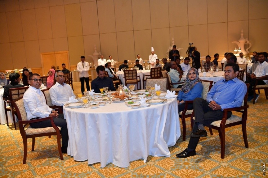 ޔޫ.އޭ.އީ ގައި ދިރިއުޅޭ ދިވެހި ރައްޔިތުންނާ، ރައީސުލްޖުމްހޫރިއްޔާގެ ދެކަނބަލުން ބައްދަލުކުރެއްވުމުގެ ގޮތުން ބޭއްވި ހަފްލާގެ ތެރެއިން: މި ޙަފުލާގައި ވާހަކަފުޅު ދައްކަވަމުން ރައީސުލްޖުމްހޫރިއްޔާ ވިދާޅުވީ، އެންމެ ރަނގަޅު ސަފީރުންނަކީ ސިޔާސީގޮތުން ޢައްޔަނުކުރެވޭ ސަފީރުން ނޫންކަމަށާއި، އެންމެ ރަނގަޅު ސަފީރުންނަކީ ރާއްޖޭން ބޭރުގައި ދިރިއުޅުއްވާއިރު އަޚްލާގީ މިންގަނޑު ހިފަހައްޓަވާ، ދިވެހިންގެ ޤަދަރު ނުވެއްޓޭގޮތަށް ދިރިއުޅުއްވުން ބައްޓަންކުރައްވާ ބޭފުޅުންކަމުގަ---ފޮޓޯ/ ރައީސް އޮފީސް