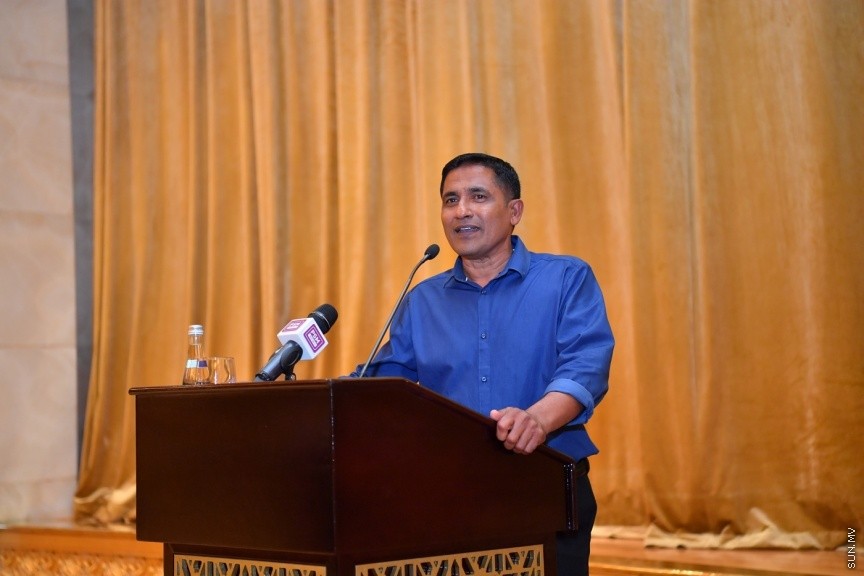ޔޫ.އޭ.އީ ގައި ދިރިއުޅޭ ދިވެހި ރައްޔިތުންނާ، ރައީސުލްޖުމްހޫރިއްޔާގެ ދެކަނބަލުން ބައްދަލުކުރެއްވުމުގެ ގޮތުން ބޭއްވި ހަފްލާގެ ތެރެއިން: މި ޙަފުލާގައި ވާހަކަފުޅު ދައްކަވަމުން ރައީސުލްޖުމްހޫރިއްޔާ ވިދާޅުވީ، އެންމެ ރަނގަޅު ސަފީރުންނަކީ ސިޔާސީގޮތުން ޢައްޔަނުކުރެވޭ ސަފީރުން ނޫންކަމަށާއި، އެންމެ ރަނގަޅު ސަފީރުންނަކީ ރާއްޖޭން ބޭރުގައި ދިރިއުޅުއްވާއިރު އަޚްލާގީ މިންގަނޑު ހިފަހައްޓަވާ، ދިވެހިންގެ ޤަދަރު ނުވެއްޓޭގޮތަށް ދިރިއުޅުއްވުން ބައްޓަންކުރައްވާ ބޭފުޅުންކަމުގަ---ފޮޓޯ/ ރައީސް އޮފީސް