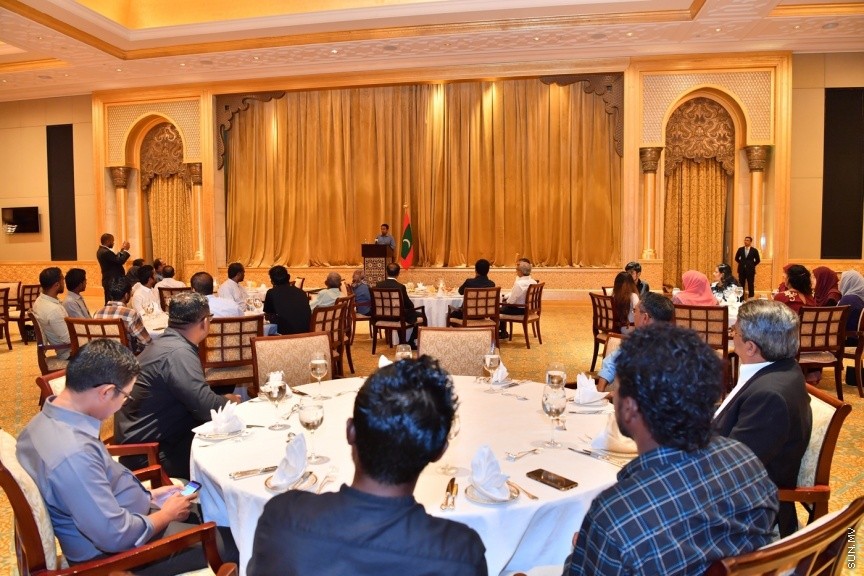 ޔޫ.އޭ.އީ ގައި ދިރިއުޅޭ ދިވެހި ރައްޔިތުންނާ، ރައީސުލްޖުމްހޫރިއްޔާގެ ދެކަނބަލުން ބައްދަލުކުރެއްވުމުގެ ގޮތުން ބޭއްވި ހަފްލާގެ ތެރެއިން: މި ޙަފުލާގައި ވާހަކަފުޅު ދައްކަވަމުން ރައީސުލްޖުމްހޫރިއްޔާ ވިދާޅުވީ، އެންމެ ރަނގަޅު ސަފީރުންނަކީ ސިޔާސީގޮތުން ޢައްޔަނުކުރެވޭ ސަފީރުން ނޫންކަމަށާއި، އެންމެ ރަނގަޅު ސަފީރުންނަކީ ރާއްޖޭން ބޭރުގައި ދިރިއުޅުއްވާއިރު އަޚްލާގީ މިންގަނޑު ހިފަހައްޓަވާ، ދިވެހިންގެ ޤަދަރު ނުވެއްޓޭގޮތަށް ދިރިއުޅުއްވުން ބައްޓަންކުރައްވާ ބޭފުޅުންކަމުގަ---ފޮޓޯ/ ރައީސް އޮފީސް