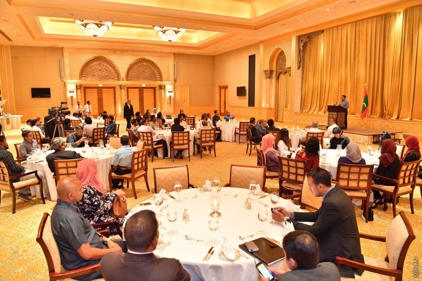 ޔޫ.އޭ.އީ ގައި ދިރިއުޅޭ ދިވެހި ރައްޔިތުންނާ، ރައީސުލްޖުމްހޫރިއްޔާގެ ދެކަނބަލުން ބައްދަލުކުރެއްވުމުގެ ގޮތުން ބޭއްވި ހަފްލާގެ ތެރެއިން: މި ޙަފުލާގައި ވާހަކަފުޅު ދައްކަވަމުން ރައީސުލްޖުމްހޫރިއްޔާ ވިދާޅުވީ، އެންމެ ރަނގަޅު ސަފީރުންނަކީ ސިޔާސީގޮތުން ޢައްޔަނުކުރެވޭ ސަފީރުން ނޫންކަމަށާއި، އެންމެ ރަނގަޅު ސަފީރުންނަކީ ރާއްޖޭން ބޭރުގައި ދިރިއުޅުއްވާއިރު އަޚްލާގީ މިންގަނޑު ހިފަހައްޓަވާ، ދިވެހިންގެ ޤަދަރު ނުވެއްޓޭގޮތަށް ދިރިއުޅުއްވުން ބައްޓަންކުރައްވާ ބޭފުޅުންކަމުގަ---ފޮޓޯ/ ރައީސް އޮފީސް