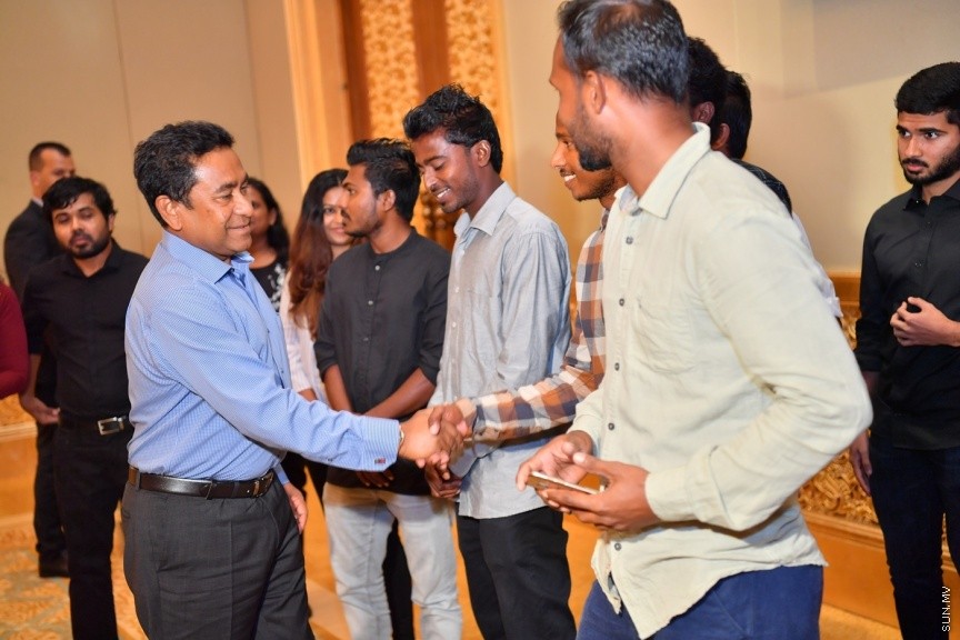ޔޫ.އޭ.އީ ގައި ދިރިއުޅޭ ދިވެހި ރައްޔިތުންނާ، ރައީސުލްޖުމްހޫރިއްޔާގެ ދެކަނބަލުން ބައްދަލުކުރެއްވުމުގެ ގޮތުން ބޭއްވި ހަފްލާގެ ތެރެއިން: މި ޙަފުލާގައި ވާހަކަފުޅު ދައްކަވަމުން ރައީސުލްޖުމްހޫރިއްޔާ ވިދާޅުވީ، އެންމެ ރަނގަޅު ސަފީރުންނަކީ ސިޔާސީގޮތުން ޢައްޔަނުކުރެވޭ ސަފީރުން ނޫންކަމަށާއި، އެންމެ ރަނގަޅު ސަފީރުންނަކީ ރާއްޖޭން ބޭރުގައި ދިރިއުޅުއްވާއިރު އަޚްލާގީ މިންގަނޑު ހިފަހައްޓަވާ، ދިވެހިންގެ ޤަދަރު ނުވެއްޓޭގޮތަށް ދިރިއުޅުއްވުން ބައްޓަންކުރައްވާ ބޭފުޅުންކަމުގަ---ފޮޓޯ/ ރައީސް އޮފީސް