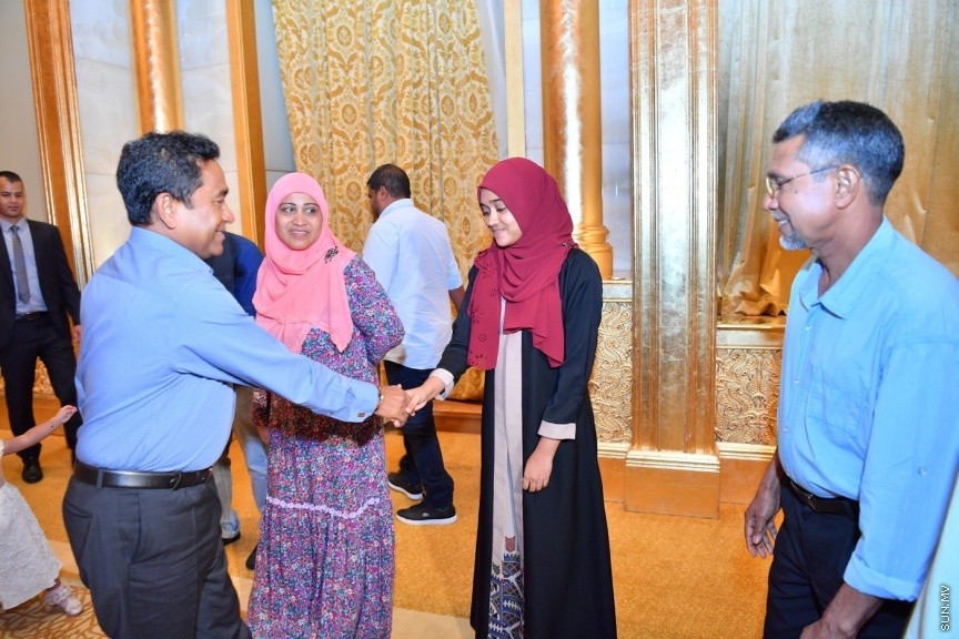 ޔޫ.އޭ.އީ ގައި ދިރިއުޅޭ ދިވެހި ރައްޔިތުންނާ، ރައީސުލްޖުމްހޫރިއްޔާގެ ދެކަނބަލުން ބައްދަލުކުރެއްވުމުގެ ގޮތުން ބޭއްވި ހަފްލާގެ ތެރެއިން: މި ޙަފުލާގައި ވާހަކަފުޅު ދައްކަވަމުން ރައީސުލްޖުމްހޫރިއްޔާ ވިދާޅުވީ، އެންމެ ރަނގަޅު ސަފީރުންނަކީ ސިޔާސީގޮތުން ޢައްޔަނުކުރެވޭ ސަފީރުން ނޫންކަމަށާއި، އެންމެ ރަނގަޅު ސަފީރުންނަކީ ރާއްޖޭން ބޭރުގައި ދިރިއުޅުއްވާއިރު އަޚްލާގީ މިންގަނޑު ހިފަހައްޓަވާ، ދިވެހިންގެ ޤަދަރު ނުވެއްޓޭގޮތަށް ދިރިއުޅުއްވުން ބައްޓަންކުރައްވާ ބޭފުޅުންކަމުގަ---ފޮޓޯ/ ރައީސް އޮފީސް