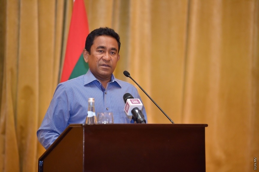 ޔޫ.އޭ.އީ ގައި ދިރިއުޅޭ ދިވެހި ރައްޔިތުންނާ، ރައީސުލްޖުމްހޫރިއްޔާގެ ދެކަނބަލުން ބައްދަލުކުރެއްވުމުގެ ގޮތުން ބޭއްވި ހަފްލާގެ ތެރެއިން: މި ޙަފުލާގައި ވާހަކަފުޅު ދައްކަވަމުން ރައީސުލްޖުމްހޫރިއްޔާ ވިދާޅުވީ، އެންމެ ރަނގަޅު ސަފީރުންނަކީ ސިޔާސީގޮތުން ޢައްޔަނުކުރެވޭ ސަފީރުން ނޫންކަމަށާއި، އެންމެ ރަނގަޅު ސަފީރުންނަކީ ރާއްޖޭން ބޭރުގައި ދިރިއުޅުއްވާއިރު އަޚްލާގީ މިންގަނޑު ހިފަހައްޓަވާ، ދިވެހިންގެ ޤަދަރު ނުވެއްޓޭގޮތަށް ދިރިއުޅުއްވުން ބައްޓަންކުރައްވާ ބޭފުޅުންކަމުގަ---ފޮޓޯ/ ރައީސް އޮފީސް
