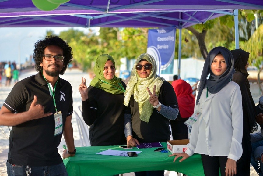 މެންޓަލް ހެލްތު ނުވަތަ ނަފްސާނީ ދުޅަހެޔޮ ކަމާ ގުޅޭ ގޮތުން އާއްމުން ހޭލުންތެރި ކުރުވުމަށް ރީޖަނަލް އެލަޔަންސް ފޯ ފޯސްޓަރިންގް ޔޫތު (ރަފީ) ޖަމިއްޔާއިން އިސް ނަގައިގެން ކުރިޔަށްގެންދިޔަ ހަރަކާތުގެ ތެރެއިން: މިއަދު ހަވީރު ރަސްފަންނުގައި ކުރިއަށް ގެންދިޔަ އެ ހަރަކާތަކީ، ދުނިޔޭގެ މެންޓަލް ހެލްތް ޑޭ އާ ގުޅިގެން ބޭއްވި ހަރަކާތެކެ. ދުނިޔޭގެ މެންޓަލް ހެލްތު ޑޭ ފާހަގަ ކުރަނީ އޮކްޓޯބަރު މަހުގެ 10 ވަނަ ދުވަހުއެވެ---ސަން ފޮޓޯ/ މުހައްމަދު އަފްރާހް 