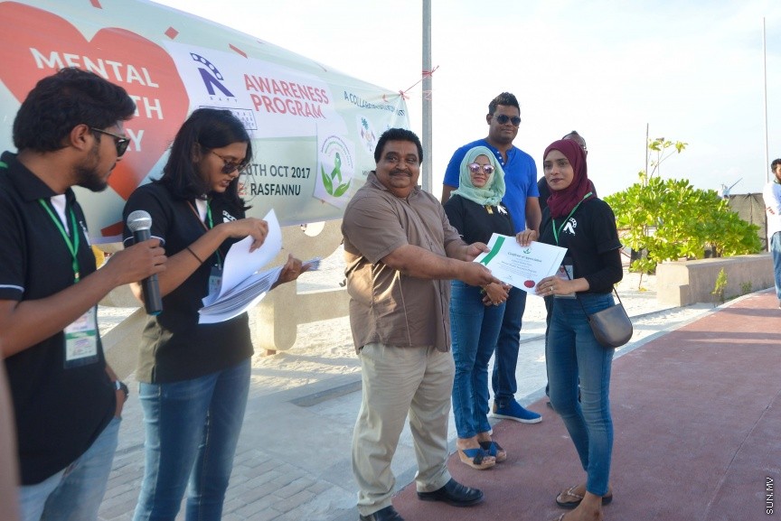 މެންޓަލް ހެލްތު ނުވަތަ ނަފްސާނީ ދުޅަހެޔޮ ކަމާ ގުޅޭ ގޮތުން އާއްމުން ހޭލުންތެރި ކުރުވުމަށް ރީޖަނަލް އެލަޔަންސް ފޯ ފޯސްޓަރިންގް ޔޫތު (ރަފީ) ޖަމިއްޔާއިން އިސް ނަގައިގެން ކުރިޔަށްގެންދިޔަ ހަރަކާތުގެ ތެރެއިން: މިއަދު ހަވީރު ރަސްފަންނުގައި ކުރިއަށް ގެންދިޔަ އެ ހަރަކާތަކީ، ދުނިޔޭގެ މެންޓަލް ހެލްތް ޑޭ އާ ގުޅިގެން ބޭއްވި ހަރަކާތެކެ. ދުނިޔޭގެ މެންޓަލް ހެލްތު ޑޭ ފާހަގަ ކުރަނީ އޮކްޓޯބަރު މަހުގެ 10 ވަނަ ދުވަހުއެވެ---ސަން ފޮޓޯ/ މުހައްމަދު އަފްރާހް 