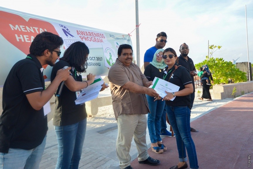 މެންޓަލް ހެލްތު ނުވަތަ ނަފްސާނީ ދުޅަހެޔޮ ކަމާ ގުޅޭ ގޮތުން އާއްމުން ހޭލުންތެރި ކުރުވުމަށް ރީޖަނަލް އެލަޔަންސް ފޯ ފޯސްޓަރިންގް ޔޫތު (ރަފީ) ޖަމިއްޔާއިން އިސް ނަގައިގެން ކުރިޔަށްގެންދިޔަ ހަރަކާތުގެ ތެރެއިން: މިއަދު ހަވީރު ރަސްފަންނުގައި ކުރިއަށް ގެންދިޔަ އެ ހަރަކާތަކީ، ދުނިޔޭގެ މެންޓަލް ހެލްތް ޑޭ އާ ގުޅިގެން ބޭއްވި ހަރަކާތެކެ. ދުނިޔޭގެ މެންޓަލް ހެލްތު ޑޭ ފާހަގަ ކުރަނީ އޮކްޓޯބަރު މަހުގެ 10 ވަނަ ދުވަހުއެވެ---ސަން ފޮޓޯ/ މުހައްމަދު އަފްރާހް 