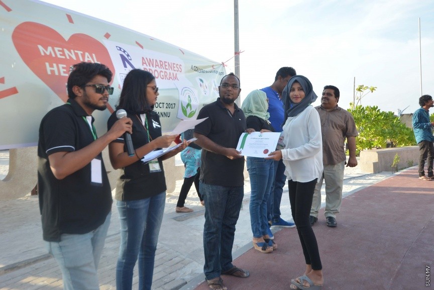 މެންޓަލް ހެލްތު ނުވަތަ ނަފްސާނީ ދުޅަހެޔޮ ކަމާ ގުޅޭ ގޮތުން އާއްމުން ހޭލުންތެރި ކުރުވުމަށް ރީޖަނަލް އެލަޔަންސް ފޯ ފޯސްޓަރިންގް ޔޫތު (ރަފީ) ޖަމިއްޔާއިން އިސް ނަގައިގެން ކުރިޔަށްގެންދިޔަ ހަރަކާތުގެ ތެރެއިން: މިއަދު ހަވީރު ރަސްފަންނުގައި ކުރިއަށް ގެންދިޔަ އެ ހަރަކާތަކީ، ދުނިޔޭގެ މެންޓަލް ހެލްތް ޑޭ އާ ގުޅިގެން ބޭއްވި ހަރަކާތެކެ. ދުނިޔޭގެ މެންޓަލް ހެލްތު ޑޭ ފާހަގަ ކުރަނީ އޮކްޓޯބަރު މަހުގެ 10 ވަނަ ދުވަހުއެވެ---ސަން ފޮޓޯ/ މުހައްމަދު އަފްރާހް 