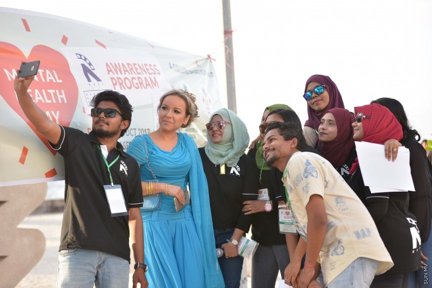 މެންޓަލް ހެލްތު ނުވަތަ ނަފްސާނީ ދުޅަހެޔޮ ކަމާ ގުޅޭ ގޮތުން އާއްމުން ހޭލުންތެރި ކުރުވުމަށް ރީޖަނަލް އެލަޔަންސް ފޯ ފޯސްޓަރިންގް ޔޫތު (ރަފީ) ޖަމިއްޔާއިން އިސް ނަގައިގެން ކުރިޔަށްގެންދިޔަ ހަރަކާތުގެ ތެރެއިން: މިއަދު ހަވީރު ރަސްފަންނުގައި ކުރިއަށް ގެންދިޔަ އެ ހަރަކާތަކީ، ދުނިޔޭގެ މެންޓަލް ހެލްތް ޑޭ އާ ގުޅިގެން ބޭއްވި ހަރަކާތެކެ. ދުނިޔޭގެ މެންޓަލް ހެލްތު ޑޭ ފާހަގަ ކުރަނީ އޮކްޓޯބަރު މަހުގެ 10 ވަނަ ދުވަހުއެވެ---ސަން ފޮޓޯ/ މުހައްމަދު އަފްރާހް 
