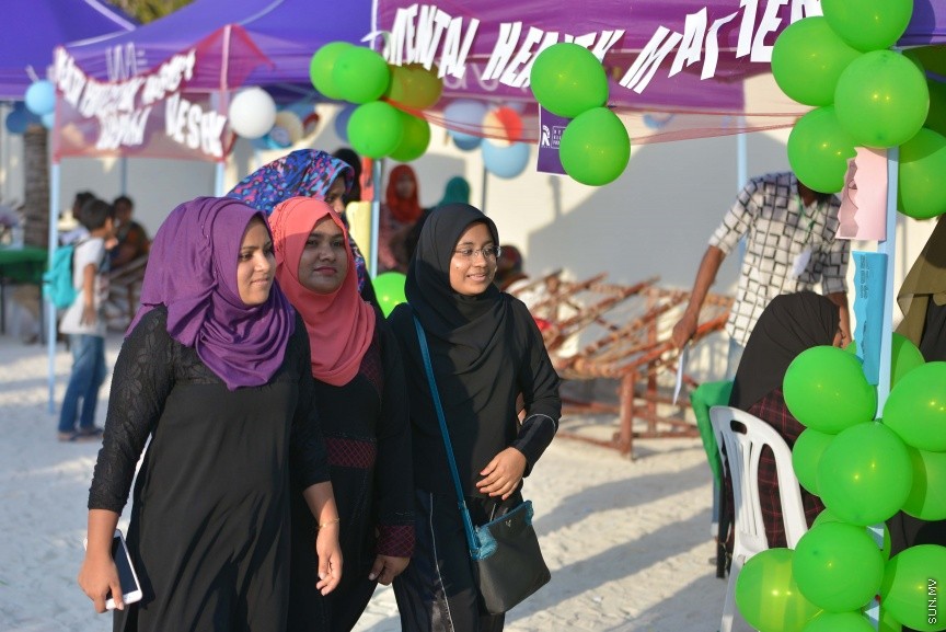 މެންޓަލް ހެލްތު ނުވަތަ ނަފްސާނީ ދުޅަހެޔޮ ކަމާ ގުޅޭ ގޮތުން އާއްމުން ހޭލުންތެރި ކުރުވުމަށް ރީޖަނަލް އެލަޔަންސް ފޯ ފޯސްޓަރިންގް ޔޫތު (ރަފީ) ޖަމިއްޔާއިން އިސް ނަގައިގެން ކުރިޔަށްގެންދިޔަ ހަރަކާތުގެ ތެރެއިން: މިއަދު ހަވީރު ރަސްފަންނުގައި ކުރިއަށް ގެންދިޔަ އެ ހަރަކާތަކީ، ދުނިޔޭގެ މެންޓަލް ހެލްތް ޑޭ އާ ގުޅިގެން ބޭއްވި ހަރަކާތެކެ. ދުނިޔޭގެ މެންޓަލް ހެލްތު ޑޭ ފާހަގަ ކުރަނީ އޮކްޓޯބަރު މަހުގެ 10 ވަނަ ދުވަހުއެވެ---ސަން ފޮޓޯ/ މުހައްމަދު އަފްރާހް 