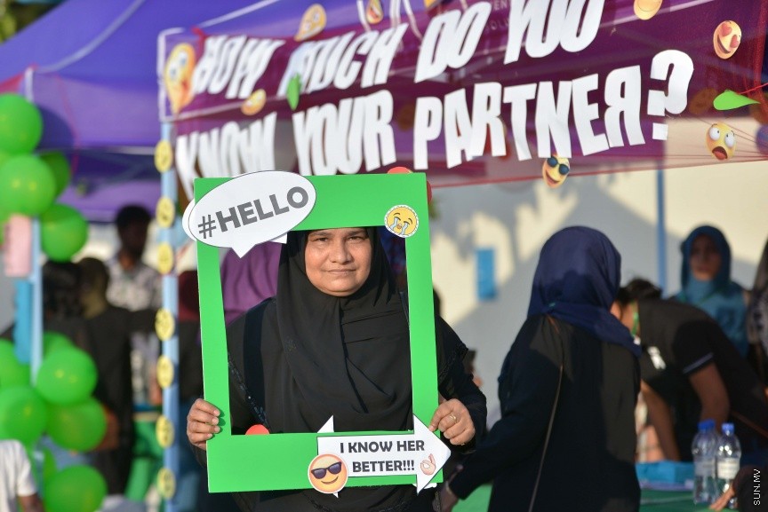 މެންޓަލް ހެލްތު ނުވަތަ ނަފްސާނީ ދުޅަހެޔޮ ކަމާ ގުޅޭ ގޮތުން އާއްމުން ހޭލުންތެރި ކުރުވުމަށް ރީޖަނަލް އެލަޔަންސް ފޯ ފޯސްޓަރިންގް ޔޫތު (ރަފީ) ޖަމިއްޔާއިން އިސް ނަގައިގެން ކުރިޔަށްގެންދިޔަ ހަރަކާތުގެ ތެރެއިން: މިއަދު ހަވީރު ރަސްފަންނުގައި ކުރިއަށް ގެންދިޔަ އެ ހަރަކާތަކީ، ދުނިޔޭގެ މެންޓަލް ހެލްތް ޑޭ އާ ގުޅިގެން ބޭއްވި ހަރަކާތެކެ. ދުނިޔޭގެ މެންޓަލް ހެލްތު ޑޭ ފާހަގަ ކުރަނީ އޮކްޓޯބަރު މަހުގެ 10 ވަނަ ދުވަހުއެވެ---ސަން ފޮޓޯ/ މުހައްމަދު އަފްރާހް 