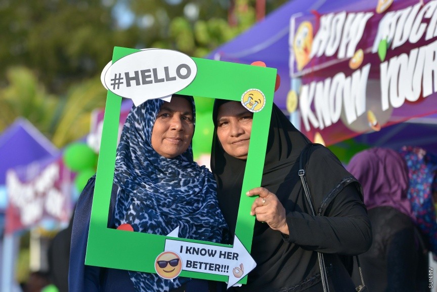 މެންޓަލް ހެލްތު ނުވަތަ ނަފްސާނީ ދުޅަހެޔޮ ކަމާ ގުޅޭ ގޮތުން އާއްމުން ހޭލުންތެރި ކުރުވުމަށް ރީޖަނަލް އެލަޔަންސް ފޯ ފޯސްޓަރިންގް ޔޫތު (ރަފީ) ޖަމިއްޔާއިން އިސް ނަގައިގެން ކުރިޔަށްގެންދިޔަ ހަރަކާތުގެ ތެރެއިން: މިއަދު ހަވީރު ރަސްފަންނުގައި ކުރިއަށް ގެންދިޔަ އެ ހަރަކާތަކީ، ދުނިޔޭގެ މެންޓަލް ހެލްތް ޑޭ އާ ގުޅިގެން ބޭއްވި ހަރަކާތެކެ. ދުނިޔޭގެ މެންޓަލް ހެލްތު ޑޭ ފާހަގަ ކުރަނީ އޮކްޓޯބަރު މަހުގެ 10 ވަނަ ދުވަހުއެވެ---ސަން ފޮޓޯ/ މުހައްމަދު އަފްރާހް 