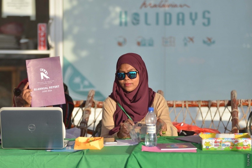 މެންޓަލް ހެލްތު ނުވަތަ ނަފްސާނީ ދުޅަހެޔޮ ކަމާ ގުޅޭ ގޮތުން އާއްމުން ހޭލުންތެރި ކުރުވުމަށް ރީޖަނަލް އެލަޔަންސް ފޯ ފޯސްޓަރިންގް ޔޫތު (ރަފީ) ޖަމިއްޔާއިން އިސް ނަގައިގެން ކުރިޔަށްގެންދިޔަ ހަރަކާތުގެ ތެރެއިން: މިއަދު ހަވީރު ރަސްފަންނުގައި ކުރިއަށް ގެންދިޔަ އެ ހަރަކާތަކީ، ދުނިޔޭގެ މެންޓަލް ހެލްތް ޑޭ އާ ގުޅިގެން ބޭއްވި ހަރަކާތެކެ. ދުނިޔޭގެ މެންޓަލް ހެލްތު ޑޭ ފާހަގަ ކުރަނީ އޮކްޓޯބަރު މަހުގެ 10 ވަނަ ދުވަހުއެވެ---ސަން ފޮޓޯ/ މުހައްމަދު އަފްރާހް 