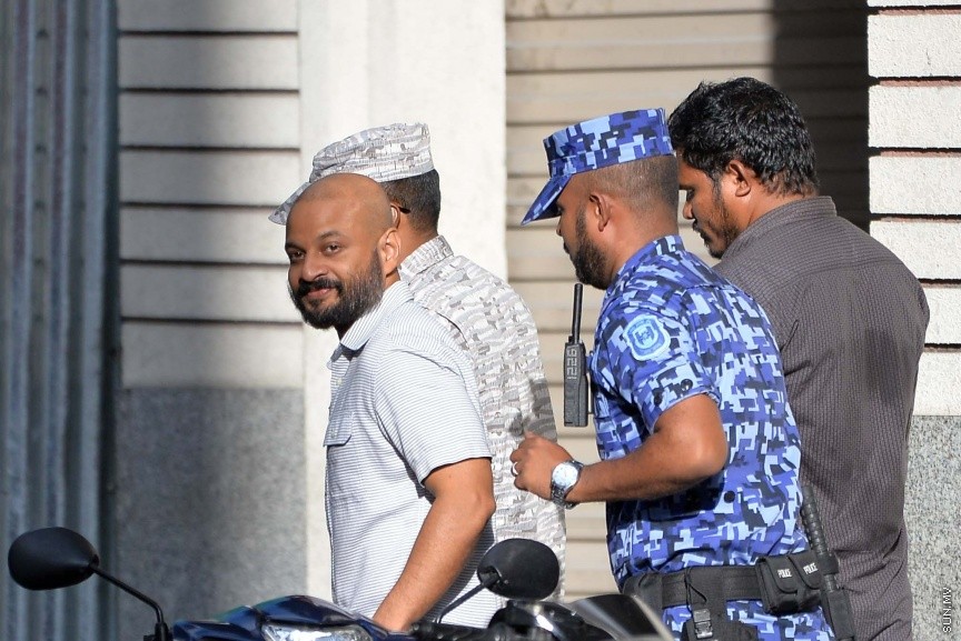 21 އޮކްޓޫބަރ 2017: ޝަރީއަތް ނިމެންދެން ޖަލަށްލާފައިވާ ރައްޔިތުންގެ މަޖިލީހުގެ ދިއްގަރު ދާއިރާގެ މެމްބަރު އަހްމަދު ފާރިސް މައުމޫން، ގޭ ބަންދުގައި ބެހެއްޓުމަށްފަހު އަނބުރާ މާފުށީ ޖަލަށް ގެންދިޔުން:  ފާރިސް ޖަލުގައި ބެހެއްޓުމަށްފަހު ގޭ ބަންދަށް ބަދަލުކުރީ މި މަހުގެ 11 ވަނަ ދުވަހު އެވެ. އޭނާ ގޭ ބަންދަށް ބަދަލު ކޮށްފައި ވަނީ، މާފުށީ ޖަލުގައި ފާރިސް ހުންނަވާ ޔުނިޓް މާރާމާތު ކުރުމަށެ، މޯލްޑިވްސް ކަރެކްޝަނަލް ސާވިސްގެ އިންފޮމޭޝަން އޮފިސަރު އަހުމަދު ލުގުމާން 'ސަން' އަށް ވިދާޅުވީ، ފާރިސް އަނބުރާ ޖަލަށް ބަދަލު ކުރީ، ފާރިސް ހުންނަވާ ޔުނިޓްގެ މަރާމާތުގެ މަސައްކަތް ނިމުމާ ގުޅިގެން ކަމަށެ---ސަން ފޮޓޯ/ މުހައްމަދު އަފްރާހް