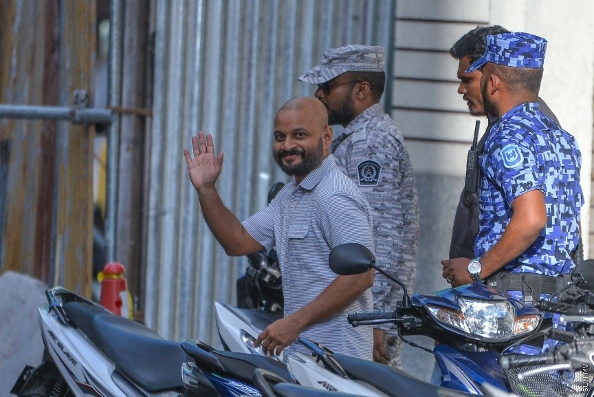 21 އޮކްޓޫބަރ 2017: ޝަރީއަތް ނިމެންދެން ޖަލަށްލާފައިވާ ރައްޔިތުންގެ މަޖިލީހުގެ ދިއްގަރު ދާއިރާގެ މެމްބަރު އަހްމަދު ފާރިސް މައުމޫން، ގޭ ބަންދުގައި ބެހެއްޓުމަށްފަހު އަނބުރާ މާފުށީ ޖަލަށް ގެންދިޔުން:  ފާރިސް ޖަލުގައި ބެހެއްޓުމަށްފަހު ގޭ ބަންދަށް ބަދަލުކުރީ މި މަހުގެ 11 ވަނަ ދުވަހު އެވެ. އޭނާ ގޭ ބަންދަށް ބަދަލު ކޮށްފައި ވަނީ، މާފުށީ ޖަލުގައި ފާރިސް ހުންނަވާ ޔުނިޓް މާރާމާތު ކުރުމަށެ، މޯލްޑިވްސް ކަރެކްޝަނަލް ސާވިސްގެ އިންފޮމޭޝަން އޮފިސަރު އަހުމަދު ލުގުމާން 'ސަން' އަށް ވިދާޅުވީ، ފާރިސް އަނބުރާ ޖަލަށް ބަދަލު ކުރީ، ފާރިސް ހުންނަވާ ޔުނިޓްގެ މަރާމާތުގެ މަސައްކަތް ނިމުމާ ގުޅިގެން ކަމަށެ---ސަން ފޮޓޯ/ މުހައްމަދު އަފްރާހް