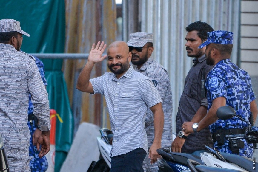 21 އޮކްޓޫބަރ 2017: ޝަރީއަތް ނިމެންދެން ޖަލަށްލާފައިވާ ރައްޔިތުންގެ މަޖިލީހުގެ ދިއްގަރު ދާއިރާގެ މެމްބަރު އަހްމަދު ފާރިސް މައުމޫން، ގޭ ބަންދުގައި ބެހެއްޓުމަށްފަހު އަނބުރާ މާފުށީ ޖަލަށް ގެންދިޔުން:  ފާރިސް ޖަލުގައި ބެހެއްޓުމަށްފަހު ގޭ ބަންދަށް ބަދަލުކުރީ މި މަހުގެ 11 ވަނަ ދުވަހު އެވެ. އޭނާ ގޭ ބަންދަށް ބަދަލު ކޮށްފައި ވަނީ، މާފުށީ ޖަލުގައި ފާރިސް ހުންނަވާ ޔުނިޓް މާރާމާތު ކުރުމަށެ، މޯލްޑިވްސް ކަރެކްޝަނަލް ސާވިސްގެ އިންފޮމޭޝަން އޮފިސަރު އަހުމަދު ލުގުމާން 'ސަން' އަށް ވިދާޅުވީ، ފާރިސް އަނބުރާ ޖަލަށް ބަދަލު ކުރީ، ފާރިސް ހުންނަވާ ޔުނިޓްގެ މަރާމާތުގެ މަސައްކަތް ނިމުމާ ގުޅިގެން ކަމަށެ---ސަން ފޮޓޯ/ މުހައްމަދު އަފްރާހް