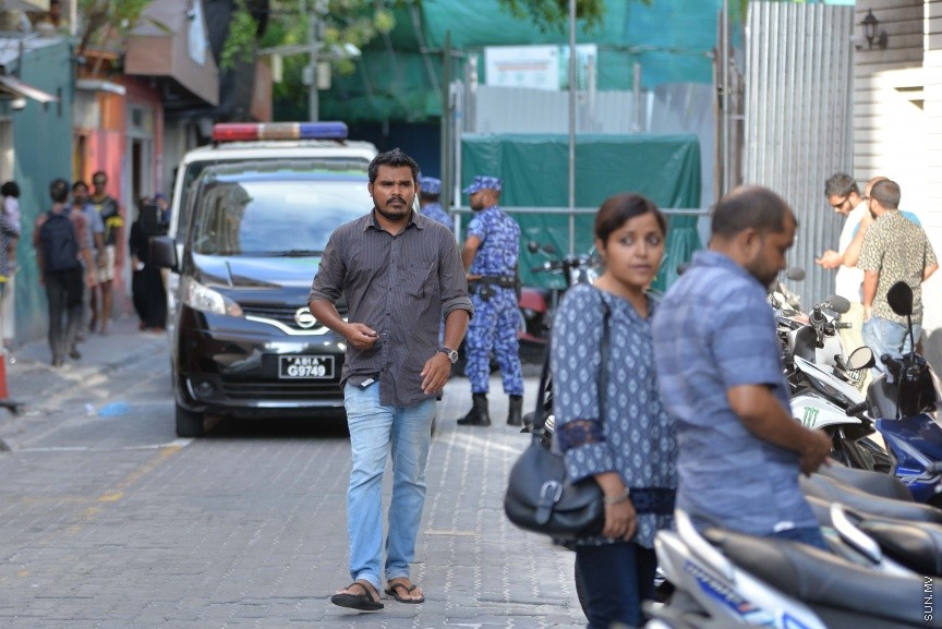 21 އޮކްޓޫބަރ 2017: ޝަރީއަތް ނިމެންދެން ޖަލަށްލާފައިވާ ރައްޔިތުންގެ މަޖިލީހުގެ ދިއްގަރު ދާއިރާގެ މެމްބަރު އަހްމަދު ފާރިސް މައުމޫން، ގޭ ބަންދުގައި ބެހެއްޓުމަށްފަހު އަނބުރާ މާފުށީ ޖަލަށް ގެންދިޔުން:  ފާރިސް ޖަލުގައި ބެހެއްޓުމަށްފަހު ގޭ ބަންދަށް ބަދަލުކުރީ މި މަހުގެ 11 ވަނަ ދުވަހު އެވެ. އޭނާ ގޭ ބަންދަށް ބަދަލު ކޮށްފައި ވަނީ، މާފުށީ ޖަލުގައި ފާރިސް ހުންނަވާ ޔުނިޓް މާރާމާތު ކުރުމަށެ، މޯލްޑިވްސް ކަރެކްޝަނަލް ސާވިސްގެ އިންފޮމޭޝަން އޮފިސަރު އަހުމަދު ލުގުމާން 'ސަން' އަށް ވިދާޅުވީ، ފާރިސް އަނބުރާ ޖަލަށް ބަދަލު ކުރީ، ފާރިސް ހުންނަވާ ޔުނިޓްގެ މަރާމާތުގެ މަސައްކަތް ނިމުމާ ގުޅިގެން ކަމަށެ---ސަން ފޮޓޯ/ މުހައްމަދު އަފްރާހް