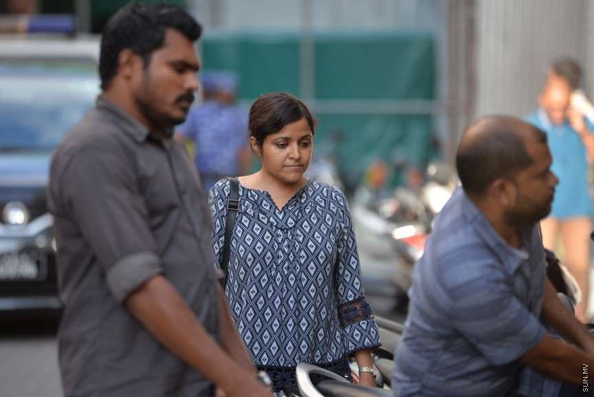 21 އޮކްޓޫބަރ 2017: ޝަރީއަތް ނިމެންދެން ޖަލަށްލާފައިވާ ރައްޔިތުންގެ މަޖިލީހުގެ ދިއްގަރު ދާއިރާގެ މެމްބަރު އަހްމަދު ފާރިސް މައުމޫން، ގޭ ބަންދުގައި ބެހެއްޓުމަށްފަހު އަނބުރާ މާފުށީ ޖަލަށް ގެންދިޔުން:  ފާރިސް ޖަލުގައި ބެހެއްޓުމަށްފަހު ގޭ ބަންދަށް ބަދަލުކުރީ މި މަހުގެ 11 ވަނަ ދުވަހު އެވެ. އޭނާ ގޭ ބަންދަށް ބަދަލު ކޮށްފައި ވަނީ، މާފުށީ ޖަލުގައި ފާރިސް ހުންނަވާ ޔުނިޓް މާރާމާތު ކުރުމަށެ، މޯލްޑިވްސް ކަރެކްޝަނަލް ސާވިސްގެ އިންފޮމޭޝަން އޮފިސަރު އަހުމަދު ލުގުމާން 'ސަން' އަށް ވިދާޅުވީ، ފާރިސް އަނބުރާ ޖަލަށް ބަދަލު ކުރީ، ފާރިސް ހުންނަވާ ޔުނިޓްގެ މަރާމާތުގެ މަސައްކަތް ނިމުމާ ގުޅިގެން ކަމަށެ---ސަން ފޮޓޯ/ މުހައްމަދު އަފްރާހް