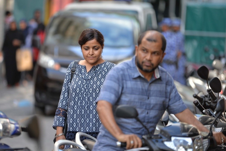 21 އޮކްޓޫބަރ 2017: ޝަރީއަތް ނިމެންދެން ޖަލަށްލާފައިވާ ރައްޔިތުންގެ މަޖިލީހުގެ ދިއްގަރު ދާއިރާގެ މެމްބަރު އަހްމަދު ފާރިސް މައުމޫން، ގޭ ބަންދުގައި ބެހެއްޓުމަށްފަހު އަނބުރާ މާފުށީ ޖަލަށް ގެންދިޔުން:  ފާރިސް ޖަލުގައި ބެހެއްޓުމަށްފަހު ގޭ ބަންދަށް ބަދަލުކުރީ މި މަހުގެ 11 ވަނަ ދުވަހު އެވެ. އޭނާ ގޭ ބަންދަށް ބަދަލު ކޮށްފައި ވަނީ، މާފުށީ ޖަލުގައި ފާރިސް ހުންނަވާ ޔުނިޓް މާރާމާތު ކުރުމަށެ، މޯލްޑިވްސް ކަރެކްޝަނަލް ސާވިސްގެ އިންފޮމޭޝަން އޮފިސަރު އަހުމަދު ލުގުމާން 'ސަން' އަށް ވިދާޅުވީ، ފާރިސް އަނބުރާ ޖަލަށް ބަދަލު ކުރީ، ފާރިސް ހުންނަވާ ޔުނިޓްގެ މަރާމާތުގެ މަސައްކަތް ނިމުމާ ގުޅިގެން ކަމަށެ---ސަން ފޮޓޯ/ މުހައްމަދު އަފްރާހް