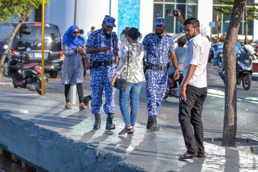 21 އޮކްޓޫބަރ 2017: ޝަރީއަތް ނިމެންދެން ޖަލަށްލާފައިވާ ރައްޔިތުންގެ މަޖިލީހުގެ ދިއްގަރު ދާއިރާގެ މެމްބަރު އަހްމަދު ފާރިސް މައުމޫން، ގޭ ބަންދުގައި ބެހެއްޓުމަށްފަހު އަނބުރާ މާފުށީ ޖަލަށް ގެންދިޔުން:  ފާރިސް ޖަލުގައި ބެހެއްޓުމަށްފަހު ގޭ ބަންދަށް ބަދަލުކުރީ މި މަހުގެ 11 ވަނަ ދުވަހު އެވެ. އޭނާ ގޭ ބަންދަށް ބަދަލު ކޮށްފައި ވަނީ، މާފުށީ ޖަލުގައި ފާރިސް ހުންނަވާ ޔުނިޓް މާރާމާތު ކުރުމަށެ، މޯލްޑިވްސް ކަރެކްޝަނަލް ސާވިސްގެ އިންފޮމޭޝަން އޮފިސަރު އަހުމަދު ލުގުމާން 'ސަން' އަށް ވިދާޅުވީ، ފާރިސް އަނބުރާ ޖަލަށް ބަދަލު ކުރީ، ފާރިސް ހުންނަވާ ޔުނިޓްގެ މަރާމާތުގެ މަސައްކަތް ނިމުމާ ގުޅިގެން ކަމަށެ---ސަން ފޮޓޯ/ މުހައްމަދު އަފްރާހް