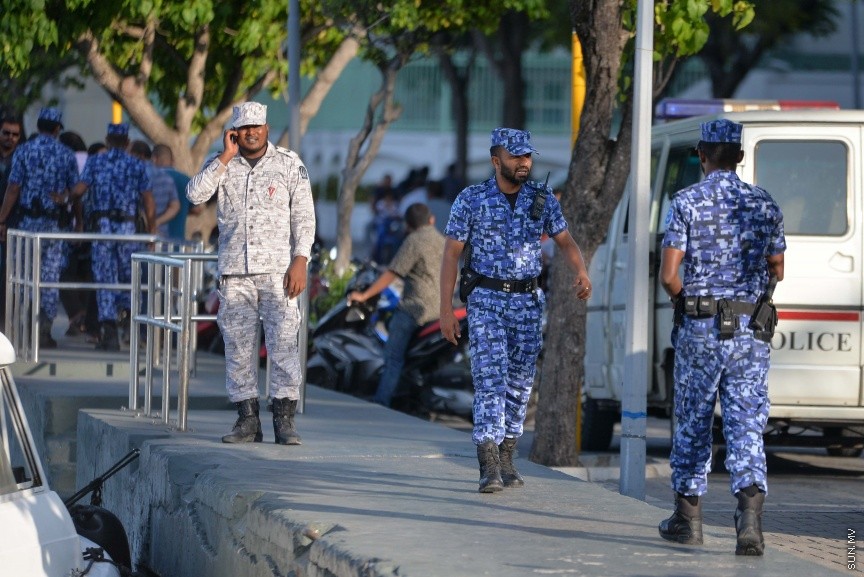 21 އޮކްޓޫބަރ 2017: ޝަރީއަތް ނިމެންދެން ޖަލަށްލާފައިވާ ރައްޔިތުންގެ މަޖިލީހުގެ ދިއްގަރު ދާއިރާގެ މެމްބަރު އަހްމަދު ފާރިސް މައުމޫން، ގޭ ބަންދުގައި ބެހެއްޓުމަށްފަހު އަނބުރާ މާފުށީ ޖަލަށް ގެންދިޔުން:  ފާރިސް ޖަލުގައި ބެހެއްޓުމަށްފަހު ގޭ ބަންދަށް ބަދަލުކުރީ މި މަހުގެ 11 ވަނަ ދުވަހު އެވެ. އޭނާ ގޭ ބަންދަށް ބަދަލު ކޮށްފައި ވަނީ، މާފުށީ ޖަލުގައި ފާރިސް ހުންނަވާ ޔުނިޓް މާރާމާތު ކުރުމަށެ، މޯލްޑިވްސް ކަރެކްޝަނަލް ސާވިސްގެ އިންފޮމޭޝަން އޮފިސަރު އަހުމަދު ލުގުމާން 'ސަން' އަށް ވިދާޅުވީ، ފާރިސް އަނބުރާ ޖަލަށް ބަދަލު ކުރީ، ފާރިސް ހުންނަވާ ޔުނިޓްގެ މަރާމާތުގެ މަސައްކަތް ނިމުމާ ގުޅިގެން ކަމަށެ---ސަން ފޮޓޯ/ މުހައްމަދު އަފްރާހް