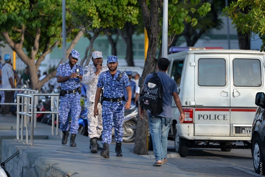 21 އޮކްޓޫބަރ 2017: ޝަރީއަތް ނިމެންދެން ޖަލަށްލާފައިވާ ރައްޔިތުންގެ މަޖިލީހުގެ ދިއްގަރު ދާއިރާގެ މެމްބަރު އަހްމަދު ފާރިސް މައުމޫން، ގޭ ބަންދުގައި ބެހެއްޓުމަށްފަހު އަނބުރާ މާފުށީ ޖަލަށް ގެންދިޔުން:  ފާރިސް ޖަލުގައި ބެހެއްޓުމަށްފަހު ގޭ ބަންދަށް ބަދަލުކުރީ މި މަހުގެ 11 ވަނަ ދުވަހު އެވެ. އޭނާ ގޭ ބަންދަށް ބަދަލު ކޮށްފައި ވަނީ، މާފުށީ ޖަލުގައި ފާރިސް ހުންނަވާ ޔުނިޓް މާރާމާތު ކުރުމަށެ، މޯލްޑިވްސް ކަރެކްޝަނަލް ސާވިސްގެ އިންފޮމޭޝަން އޮފިސަރު އަހުމަދު ލުގުމާން 'ސަން' އަށް ވިދާޅުވީ، ފާރިސް އަނބުރާ ޖަލަށް ބަދަލު ކުރީ، ފާރިސް ހުންނަވާ ޔުނިޓްގެ މަރާމާތުގެ މަސައްކަތް ނިމުމާ ގުޅިގެން ކަމަށެ---ސަން ފޮޓޯ/ މުހައްމަދު އަފްރާހް