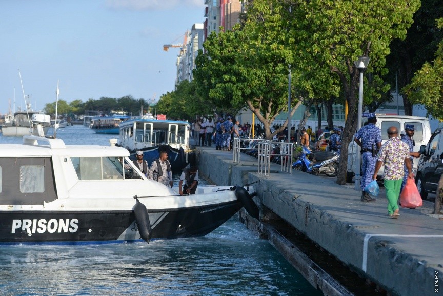 21 އޮކްޓޫބަރ 2017: ޝަރީއަތް ނިމެންދެން ޖަލަށްލާފައިވާ ރައްޔިތުންގެ މަޖިލީހުގެ ދިއްގަރު ދާއިރާގެ މެމްބަރު އަހްމަދު ފާރިސް މައުމޫން، ގޭ ބަންދުގައި ބެހެއްޓުމަށްފަހު އަނބުރާ މާފުށީ ޖަލަށް ގެންދިޔުން:  ފާރިސް ޖަލުގައި ބެހެއްޓުމަށްފަހު ގޭ ބަންދަށް ބަދަލުކުރީ މި މަހުގެ 11 ވަނަ ދުވަހު އެވެ. އޭނާ ގޭ ބަންދަށް ބަދަލު ކޮށްފައި ވަނީ، މާފުށީ ޖަލުގައި ފާރިސް ހުންނަވާ ޔުނިޓް މާރާމާތު ކުރުމަށެ، މޯލްޑިވްސް ކަރެކްޝަނަލް ސާވިސްގެ އިންފޮމޭޝަން އޮފިސަރު އަހުމަދު ލުގުމާން 'ސަން' އަށް ވިދާޅުވީ، ފާރިސް އަނބުރާ ޖަލަށް ބަދަލު ކުރީ، ފާރިސް ހުންނަވާ ޔުނިޓްގެ މަރާމާތުގެ މަސައްކަތް ނިމުމާ ގުޅިގެން ކަމަށެ---ސަން ފޮޓޯ/ މުހައްމަދު އަފްރާހް