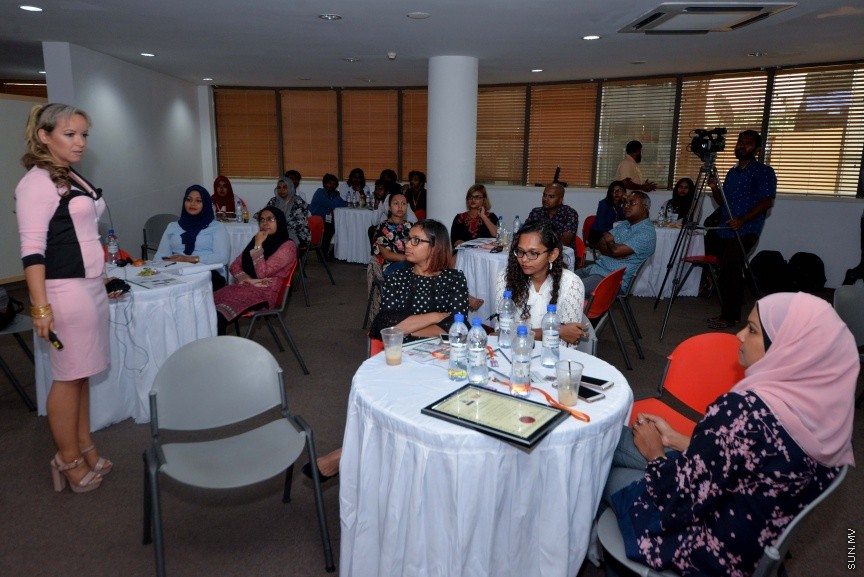 "މަނީ އެންޑް މީނިން އޮފް ލައިފް"ގެ ނަމުގައި ދިރިއުޅުމުގައި ފައިސާގެ މުހިއްމު ކަމާއި ފައިސާގެ ދައުރާ ގުޅޭ ސެމިނާ: މިއީ ޒުވާނުން ބާރުވެރިކުރުވުމަށް މަސައްކަތް ކުރާ ޖަމްއިއްޔާއެއް ކަމަށްވާ ރީޖަނަލް އެލަޔަންސް ފޮރ ފޮސްޓަރިން ޔޫތު (ރަފީ) ޖަމިއްޔާއިން އިންތިޒާމުކޮށްގެން ކުރިޔަށްގެންދިޔަ ސެމިނާއެކެ، ސެމިނާރުގައި މައުލޫމާތު ދެއްވަނީ ޑރ. އަނާ ބާޗެޓީ ޑުރިޝްއެވެ. ޑރ އަނާ ބާރޗެޓީ އަކީ މެޓަފިޒިކަލް ސައިންސުން ޕީއެޗްޑީ ހާސިލްކުރައްވާފައިވާ ބޭކަނބަލެކެ---ސަން ފޮޓޯ/ މުހައްމަދު އަފްރާހް 