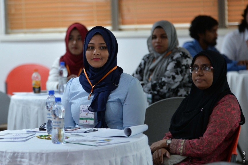"މަނީ އެންޑް މީނިން އޮފް ލައިފް"ގެ ނަމުގައި ދިރިއުޅުމުގައި ފައިސާގެ މުހިއްމު ކަމާއި ފައިސާގެ ދައުރާ ގުޅޭ ސެމިނާ: މިއީ ޒުވާނުން ބާރުވެރިކުރުވުމަށް މަސައްކަތް ކުރާ ޖަމްއިއްޔާއެއް ކަމަށްވާ ރީޖަނަލް އެލަޔަންސް ފޮރ ފޮސްޓަރިން ޔޫތު (ރަފީ) ޖަމިއްޔާއިން އިންތިޒާމުކޮށްގެން ކުރިޔަށްގެންދިޔަ ސެމިނާއެކެ، ސެމިނާރުގައި މައުލޫމާތު ދެއްވަނީ ޑރ. އަނާ ބާޗެޓީ ޑުރިޝްއެވެ. ޑރ އަނާ ބާރޗެޓީ އަކީ މެޓަފިޒިކަލް ސައިންސުން ޕީއެޗްޑީ ހާސިލްކުރައްވާފައިވާ ބޭކަނބަލެކެ---ސަން ފޮޓޯ/ މުހައްމަދު އަފްރާހް 
