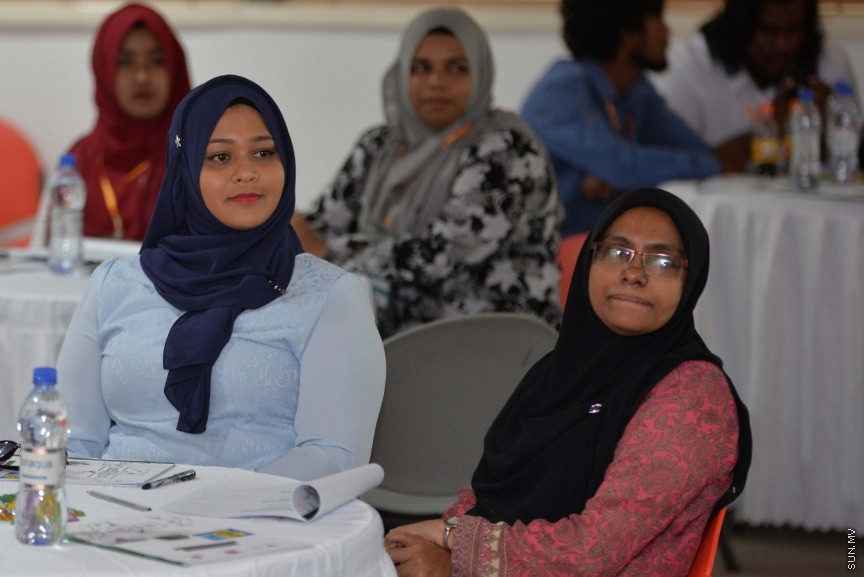 "މަނީ އެންޑް މީނިން އޮފް ލައިފް"ގެ ނަމުގައި ދިރިއުޅުމުގައި ފައިސާގެ މުހިއްމު ކަމާއި ފައިސާގެ ދައުރާ ގުޅޭ ސެމިނާ: މިއީ ޒުވާނުން ބާރުވެރިކުރުވުމަށް މަސައްކަތް ކުރާ ޖަމްއިއްޔާއެއް ކަމަށްވާ ރީޖަނަލް އެލަޔަންސް ފޮރ ފޮސްޓަރިން ޔޫތު (ރަފީ) ޖަމިއްޔާއިން އިންތިޒާމުކޮށްގެން ކުރިޔަށްގެންދިޔަ ސެމިނާއެކެ، ސެމިނާރުގައި މައުލޫމާތު ދެއްވަނީ ޑރ. އަނާ ބާޗެޓީ ޑުރިޝްއެވެ. ޑރ އަނާ ބާރޗެޓީ އަކީ މެޓަފިޒިކަލް ސައިންސުން ޕީއެޗްޑީ ހާސިލްކުރައްވާފައިވާ ބޭކަނބަލެކެ---ސަން ފޮޓޯ/ މުހައްމަދު އަފްރާހް 