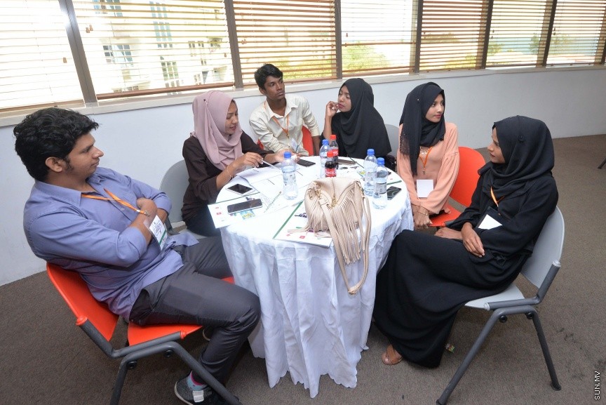 "މަނީ އެންޑް މީނިން އޮފް ލައިފް"ގެ ނަމުގައި ދިރިއުޅުމުގައި ފައިސާގެ މުހިއްމު ކަމާއި ފައިސާގެ ދައުރާ ގުޅޭ ސެމިނާ: މިއީ ޒުވާނުން ބާރުވެރިކުރުވުމަށް މަސައްކަތް ކުރާ ޖަމްއިއްޔާއެއް ކަމަށްވާ ރީޖަނަލް އެލަޔަންސް ފޮރ ފޮސްޓަރިން ޔޫތު (ރަފީ) ޖަމިއްޔާއިން އިންތިޒާމުކޮށްގެން ކުރިޔަށްގެންދިޔަ ސެމިނާއެކެ، ސެމިނާރުގައި މައުލޫމާތު ދެއްވަނީ ޑރ. އަނާ ބާޗެޓީ ޑުރިޝްއެވެ. ޑރ އަނާ ބާރޗެޓީ އަކީ މެޓަފިޒިކަލް ސައިންސުން ޕީއެޗްޑީ ހާސިލްކުރައްވާފައިވާ ބޭކަނބަލެކެ---ސަން ފޮޓޯ/ މުހައްމަދު އަފްރާހް 