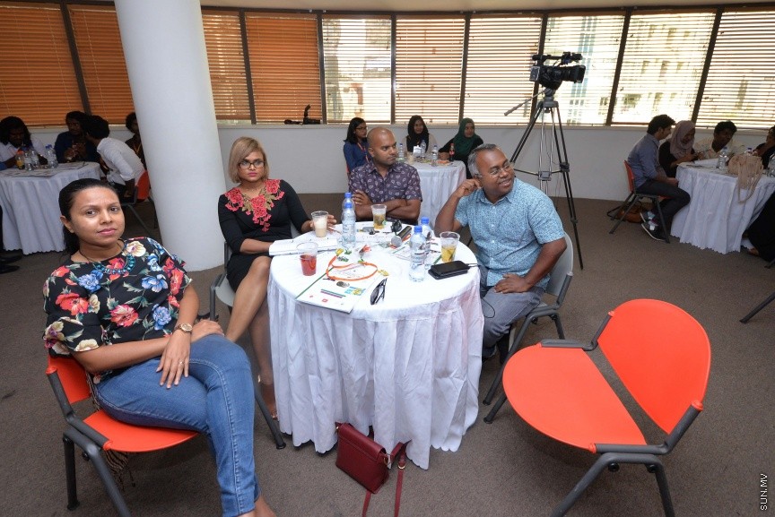 "މަނީ އެންޑް މީނިން އޮފް ލައިފް"ގެ ނަމުގައި ދިރިއުޅުމުގައި ފައިސާގެ މުހިއްމު ކަމާއި ފައިސާގެ ދައުރާ ގުޅޭ ސެމިނާ: މިއީ ޒުވާނުން ބާރުވެރިކުރުވުމަށް މަސައްކަތް ކުރާ ޖަމްއިއްޔާއެއް ކަމަށްވާ ރީޖަނަލް އެލަޔަންސް ފޮރ ފޮސްޓަރިން ޔޫތު (ރަފީ) ޖަމިއްޔާއިން އިންތިޒާމުކޮށްގެން ކުރިޔަށްގެންދިޔަ ސެމިނާއެކެ، ސެމިނާރުގައި މައުލޫމާތު ދެއްވަނީ ޑރ. އަނާ ބާޗެޓީ ޑުރިޝްއެވެ. ޑރ އަނާ ބާރޗެޓީ އަކީ މެޓަފިޒިކަލް ސައިންސުން ޕީއެޗްޑީ ހާސިލްކުރައްވާފައިވާ ބޭކަނބަލެކެ---ސަން ފޮޓޯ/ މުހައްމަދު އަފްރާހް 