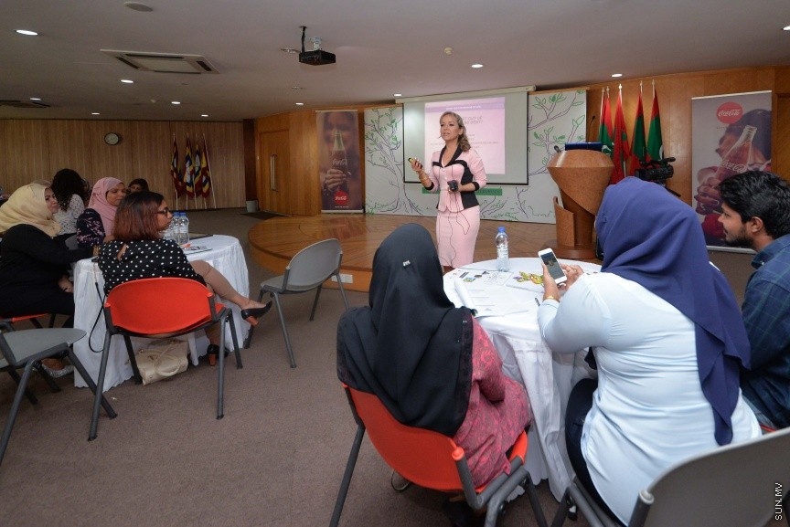 "މަނީ އެންޑް މީނިން އޮފް ލައިފް"ގެ ނަމުގައި ދިރިއުޅުމުގައި ފައިސާގެ މުހިއްމު ކަމާއި ފައިސާގެ ދައުރާ ގުޅޭ ސެމިނާ: މިއީ ޒުވާނުން ބާރުވެރިކުރުވުމަށް މަސައްކަތް ކުރާ ޖަމްއިއްޔާއެއް ކަމަށްވާ ރީޖަނަލް އެލަޔަންސް ފޮރ ފޮސްޓަރިން ޔޫތު (ރަފީ) ޖަމިއްޔާއިން އިންތިޒާމުކޮށްގެން ކުރިޔަށްގެންދިޔަ ސެމިނާއެކެ، ސެމިނާރުގައި މައުލޫމާތު ދެއްވަނީ ޑރ. އަނާ ބާޗެޓީ ޑުރިޝްއެވެ. ޑރ އަނާ ބާރޗެޓީ އަކީ މެޓަފިޒިކަލް ސައިންސުން ޕީއެޗްޑީ ހާސިލްކުރައްވާފައިވާ ބޭކަނބަލެކެ---ސަން ފޮޓޯ/ މުހައްމަދު އަފްރާހް 
