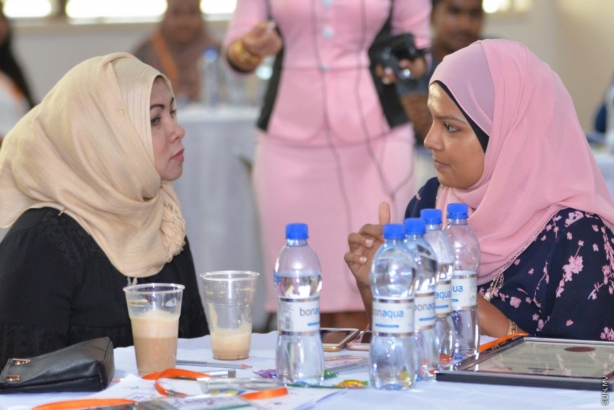 "މަނީ އެންޑް މީނިން އޮފް ލައިފް"ގެ ނަމުގައި ދިރިއުޅުމުގައި ފައިސާގެ މުހިއްމު ކަމާއި ފައިސާގެ ދައުރާ ގުޅޭ ސެމިނާ: މިއީ ޒުވާނުން ބާރުވެރިކުރުވުމަށް މަސައްކަތް ކުރާ ޖަމްއިއްޔާއެއް ކަމަށްވާ ރީޖަނަލް އެލަޔަންސް ފޮރ ފޮސްޓަރިން ޔޫތު (ރަފީ) ޖަމިއްޔާއިން އިންތިޒާމުކޮށްގެން ކުރިޔަށްގެންދިޔަ ސެމިނާއެކެ، ސެމިނާރުގައި މައުލޫމާތު ދެއްވަނީ ޑރ. އަނާ ބާޗެޓީ ޑުރިޝްއެވެ. ޑރ އަނާ ބާރޗެޓީ އަކީ މެޓަފިޒިކަލް ސައިންސުން ޕީއެޗްޑީ ހާސިލްކުރައްވާފައިވާ ބޭކަނބަލެކެ---ސަން ފޮޓޯ/ މުހައްމަދު އަފްރާހް 