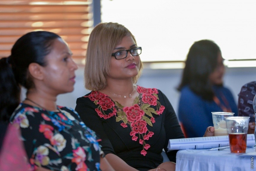 "މަނީ އެންޑް މީނިން އޮފް ލައިފް"ގެ ނަމުގައި ދިރިއުޅުމުގައި ފައިސާގެ މުހިއްމު ކަމާއި ފައިސާގެ ދައުރާ ގުޅޭ ސެމިނާ: މިއީ ޒުވާނުން ބާރުވެރިކުރުވުމަށް މަސައްކަތް ކުރާ ޖަމްއިއްޔާއެއް ކަމަށްވާ ރީޖަނަލް އެލަޔަންސް ފޮރ ފޮސްޓަރިން ޔޫތު (ރަފީ) ޖަމިއްޔާއިން އިންތިޒާމުކޮށްގެން ކުރިޔަށްގެންދިޔަ ސެމިނާއެކެ، ސެމިނާރުގައި މައުލޫމާތު ދެއްވަނީ ޑރ. އަނާ ބާޗެޓީ ޑުރިޝްއެވެ. ޑރ އަނާ ބާރޗެޓީ އަކީ މެޓަފިޒިކަލް ސައިންސުން ޕީއެޗްޑީ ހާސިލްކުރައްވާފައިވާ ބޭކަނބަލެކެ---ސަން ފޮޓޯ/ މުހައްމަދު އަފްރާހް 