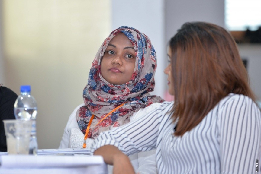 "މަނީ އެންޑް މީނިން އޮފް ލައިފް"ގެ ނަމުގައި ދިރިއުޅުމުގައި ފައިސާގެ މުހިއްމު ކަމާއި ފައިސާގެ ދައުރާ ގުޅޭ ސެމިނާ: މިއީ ޒުވާނުން ބާރުވެރިކުރުވުމަށް މަސައްކަތް ކުރާ ޖަމްއިއްޔާއެއް ކަމަށްވާ ރީޖަނަލް އެލަޔަންސް ފޮރ ފޮސްޓަރިން ޔޫތު (ރަފީ) ޖަމިއްޔާއިން އިންތިޒާމުކޮށްގެން ކުރިޔަށްގެންދިޔަ ސެމިނާއެކެ، ސެމިނާރުގައި މައުލޫމާތު ދެއްވަނީ ޑރ. އަނާ ބާޗެޓީ ޑުރިޝްއެވެ. ޑރ އަނާ ބާރޗެޓީ އަކީ މެޓަފިޒިކަލް ސައިންސުން ޕީއެޗްޑީ ހާސިލްކުރައްވާފައިވާ ބޭކަނބަލެކެ---ސަން ފޮޓޯ/ މުހައްމަދު އަފްރާހް 