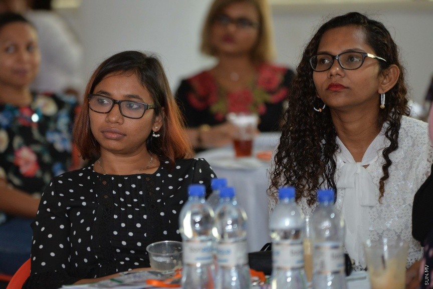 "މަނީ އެންޑް މީނިން އޮފް ލައިފް"ގެ ނަމުގައި ދިރިއުޅުމުގައި ފައިސާގެ މުހިއްމު ކަމާއި ފައިސާގެ ދައުރާ ގުޅޭ ސެމިނާ: މިއީ ޒުވާނުން ބާރުވެރިކުރުވުމަށް މަސައްކަތް ކުރާ ޖަމްއިއްޔާއެއް ކަމަށްވާ ރީޖަނަލް އެލަޔަންސް ފޮރ ފޮސްޓަރިން ޔޫތު (ރަފީ) ޖަމިއްޔާއިން އިންތިޒާމުކޮށްގެން ކުރިޔަށްގެންދިޔަ ސެމިނާއެކެ، ސެމިނާރުގައި މައުލޫމާތު ދެއްވަނީ ޑރ. އަނާ ބާޗެޓީ ޑުރިޝްއެވެ. ޑރ އަނާ ބާރޗެޓީ އަކީ މެޓަފިޒިކަލް ސައިންސުން ޕީއެޗްޑީ ހާސިލްކުރައްވާފައިވާ ބޭކަނބަލެކެ---ސަން ފޮޓޯ/ މުހައްމަދު އަފްރާހް 