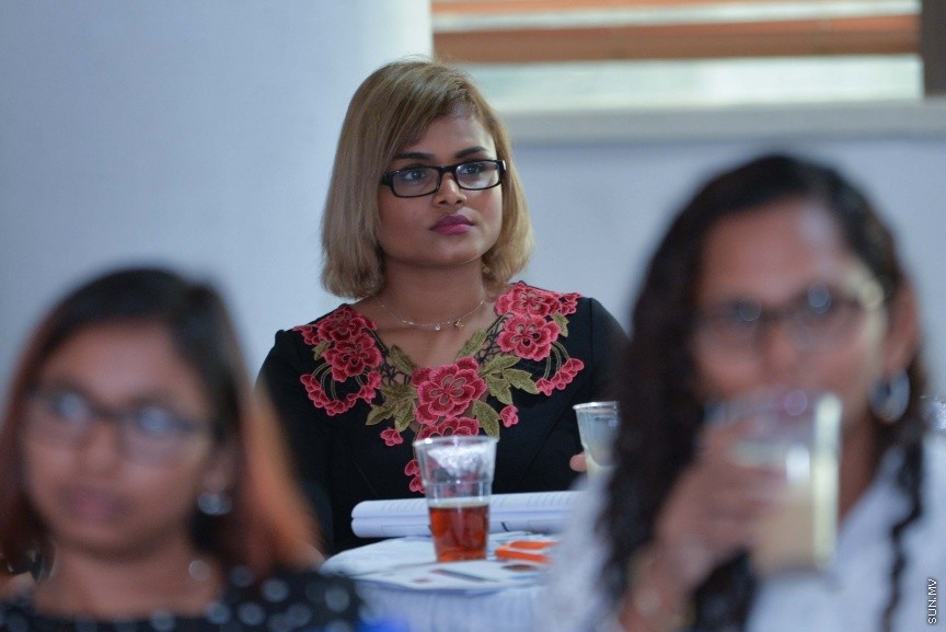 "މަނީ އެންޑް މީނިން އޮފް ލައިފް"ގެ ނަމުގައި ދިރިއުޅުމުގައި ފައިސާގެ މުހިއްމު ކަމާއި ފައިސާގެ ދައުރާ ގުޅޭ ސެމިނާ: މިއީ ޒުވާނުން ބާރުވެރިކުރުވުމަށް މަސައްކަތް ކުރާ ޖަމްއިއްޔާއެއް ކަމަށްވާ ރީޖަނަލް އެލަޔަންސް ފޮރ ފޮސްޓަރިން ޔޫތު (ރަފީ) ޖަމިއްޔާއިން އިންތިޒާމުކޮށްގެން ކުރިޔަށްގެންދިޔަ ސެމިނާއެކެ، ސެމިނާރުގައި މައުލޫމާތު ދެއްވަނީ ޑރ. އަނާ ބާޗެޓީ ޑުރިޝްއެވެ. ޑރ އަނާ ބާރޗެޓީ އަކީ މެޓަފިޒިކަލް ސައިންސުން ޕީއެޗްޑީ ހާސިލްކުރައްވާފައިވާ ބޭކަނބަލެކެ---ސަން ފޮޓޯ/ މުހައްމަދު އަފްރާހް 