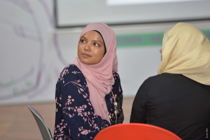 "މަނީ އެންޑް މީނިން އޮފް ލައިފް"ގެ ނަމުގައި ދިރިއުޅުމުގައި ފައިސާގެ މުހިއްމު ކަމާއި ފައިސާގެ ދައުރާ ގުޅޭ ސެމިނާ: މިއީ ޒުވާނުން ބާރުވެރިކުރުވުމަށް މަސައްކަތް ކުރާ ޖަމްއިއްޔާއެއް ކަމަށްވާ ރީޖަނަލް އެލަޔަންސް ފޮރ ފޮސްޓަރިން ޔޫތު (ރަފީ) ޖަމިއްޔާއިން އިންތިޒާމުކޮށްގެން ކުރިޔަށްގެންދިޔަ ސެމިނާއެކެ، ސެމިނާރުގައި މައުލޫމާތު ދެއްވަނީ ޑރ. އަނާ ބާޗެޓީ ޑުރިޝްއެވެ. ޑރ އަނާ ބާރޗެޓީ އަކީ މެޓަފިޒިކަލް ސައިންސުން ޕީއެޗްޑީ ހާސިލްކުރައްވާފައިވާ ބޭކަނބަލެކެ---ސަން ފޮޓޯ/ މުހައްމަދު އަފްރާހް 
