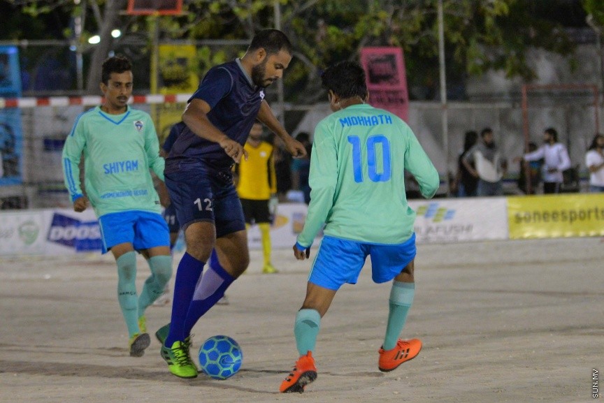  ގޯލްޑަން ފުޓްސަލް ޗެލެންޖުގެ ތެރެއިން: ރާއްޖޭގެ ހުރިހާ ރަށަކަށް ހުޅުވާލައިގެން ކުރިއަށްގެންދާ އެންމެ ބޮޑު ފުޓްސަލް މުބާރާތް ކަމަށްވާ "ގޯލްޑަން ފުޓްސަލް ޗެލެންޖުގައި ރާއްޖޭގެ އެކި ކަންކޮޅުތަކުން ޖުމްލަ 50 ޓީމު ބައިވެރިވެފައިވެ---ސަން ފޮޓޯ/ މުހައްމަދު އަފްރާހް 