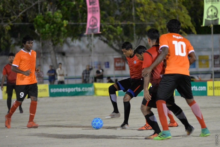 ގޯލްޑަން ފުޓްސަލް ޗެލެންޖުގެ ތެރެއިން: ރާއްޖޭގެ ހުރިހާ ރަށަކަށް ހުޅުވާލައިގެން ކުރިއަށްގެންދާ އެންމެ ބޮޑު ފުޓްސަލް މުބާރާތް ކަމަށްވާ "ގޯލްޑަން ފުޓްސަލް ޗެލެންޖުގައި ރާއްޖޭގެ އެކި ކަންކޮޅުތަކުން ޖުމްލަ 50 ޓީމު ބައިވެރިވެފައިވެ---ސަން ފޮޓޯ/ މުހައްމަދު އަފްރާހް