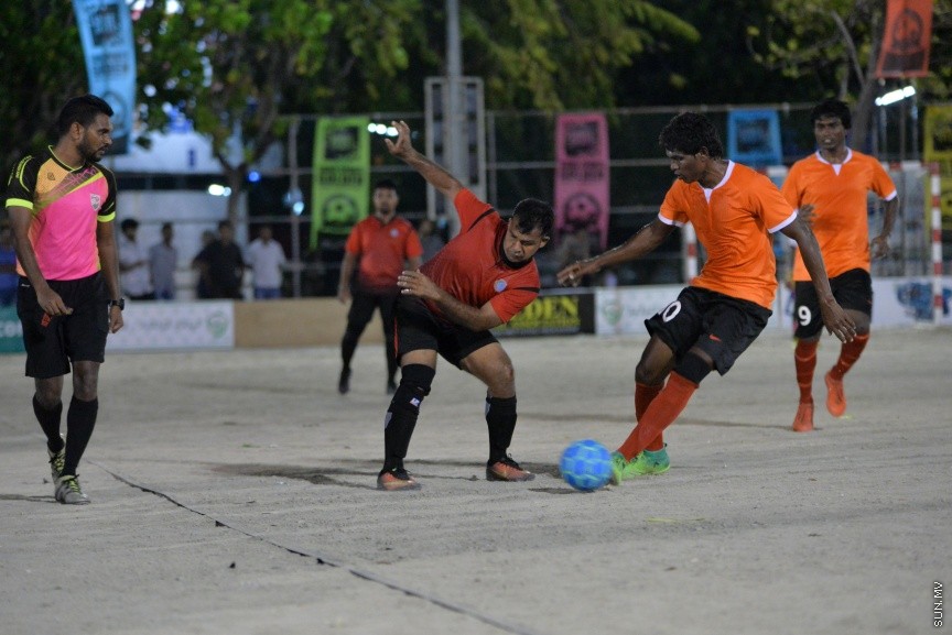 ގޯލްޑަން ފުޓްސަލް ޗެލެންޖުގެ ތެރެއިން: ރާއްޖޭގެ ހުރިހާ ރަށަކަށް ހުޅުވާލައިގެން ކުރިއަށްގެންދާ އެންމެ ބޮޑު ފުޓްސަލް މުބާރާތް ކަމަށްވާ "ގޯލްޑަން ފުޓްސަލް ޗެލެންޖުގައި ރާއްޖޭގެ އެކި ކަންކޮޅުތަކުން ޖުމްލަ 50 ޓީމު ބައިވެރިވެފައިވެ---ސަން ފޮޓޯ/ މުހައްމަދު އަފްރާހް